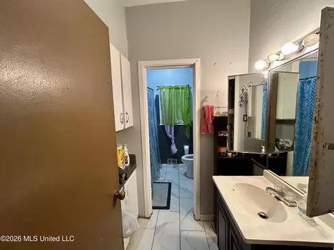 Bath - 915 White St, Mccomb, MS 39648 photo 1 of 5