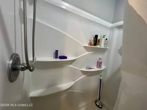 Bath - 915 White St, Mccomb, MS 39648 photo 4 of 5