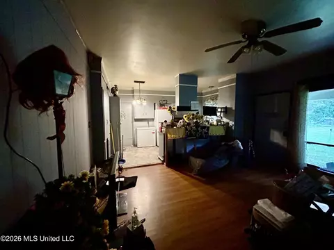 Entry Way - 915 White St, Mccomb, MS 39648 photo 2 of 2