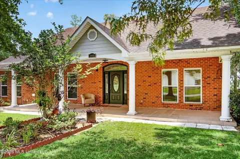 2011 Tradewinds Dr, Gautier, MS 39553