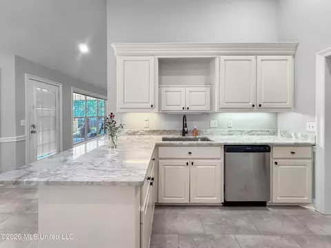 Kitchen - 540 Brighton Cir, Brandon, MS 39047 photo 2 of 4