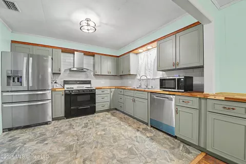 Kitchen - 2147 Hwy 613, Lucedale, MS 39452 photo 1 of 2