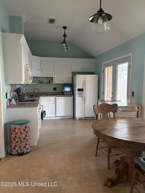 Kitchen - 212 Cherrybark Ln, Brandon, MS 39047 photo 2 of 3
