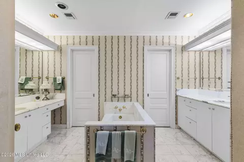 Bath - 1200 Meadowbrook Rd, Jackson, MS 39206 photo 2 of 5