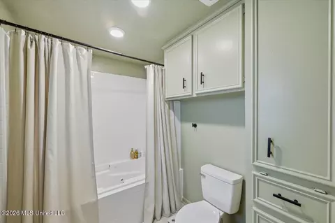 Bath - 1226 Wesley Dr, Jackson, MS 39209 photo 2 of 3
