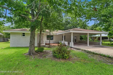 273 Holcomb Blvd, Ocean Springs, MS 39564
