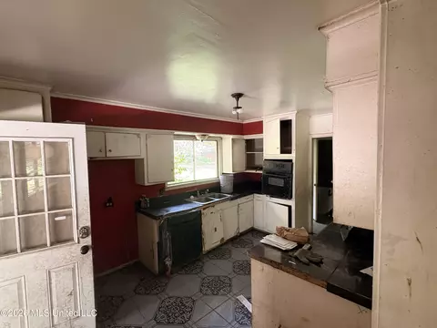 Kitchen - 2729 E Benwood Dr, Jackson, MS 39204 photo 2 of 2