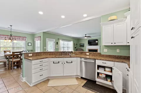 Kitchen - 2157 Hemmingway Dr, Nesbit, MS 38651 photo 3 of 4