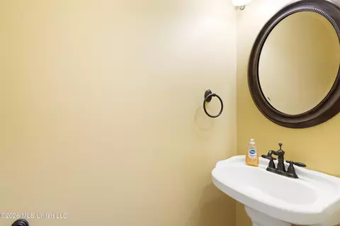 Bath - 2157 Hemmingway Dr, Nesbit, MS 38651 photo 3 of 7
