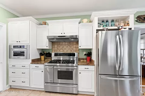 Kitchen - 2157 Hemmingway Dr, Nesbit, MS 38651 photo 4 of 4