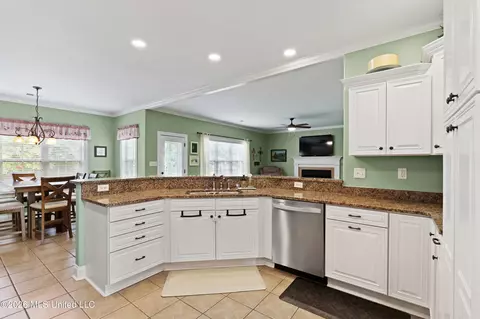 Kitchen - 2157 Hemmingway Dr, Nesbit, MS 38651 photo 2 of 4