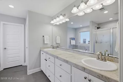 Bath - 1402 Victoria Ln, Brandon, MS 39042 photo 1 of 4