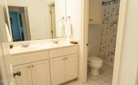 Bath - 2004 Brookstone Pl, Brandon, MS 39042 photo 2 of 3