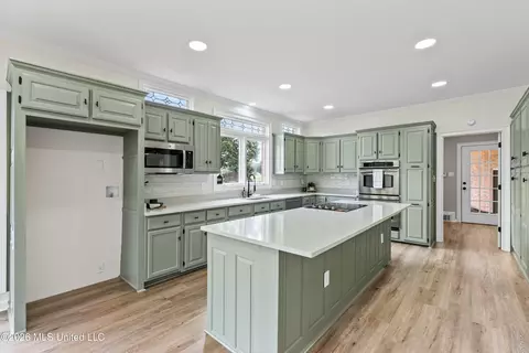 Kitchen - 1890 Green Village Dr, Hernando, MS 38632 photo 2 of 4