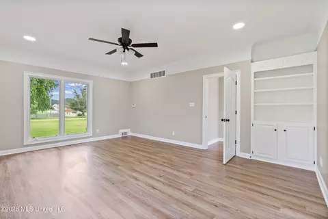 Living - 1890 Green Village Dr, Hernando, MS 38632 photo 4 of 5