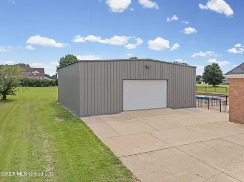 Exterior - 1890 Green Village Dr, Hernando, MS 38632 photo 3 of 8