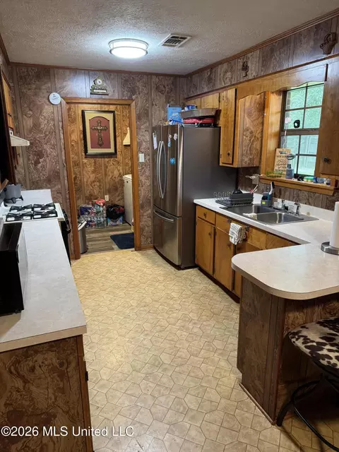Kitchen - 102 Chatwin St, Kosciusko, MS 39090 photo 2 of 2
