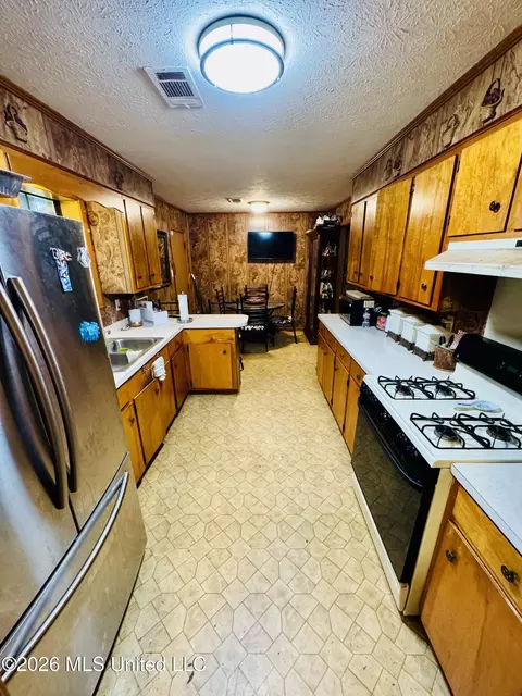 Kitchen - 102 Chatwin St, Kosciusko, MS 39090 photo 1 of 2