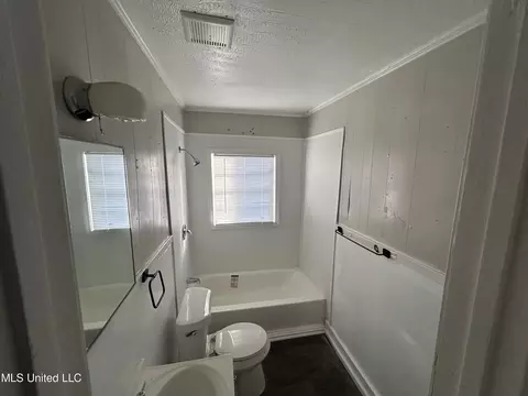 Bath - 450 Derrick St, Jackson, MS 39203 photo 1 of 2