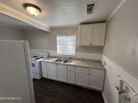 Kitchen - 450 Derrick St, Jackson, MS 39203 photo 1 of 2