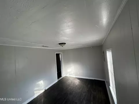 Living - 450 Derrick St, Jackson, MS 39203 photo 1 of 1