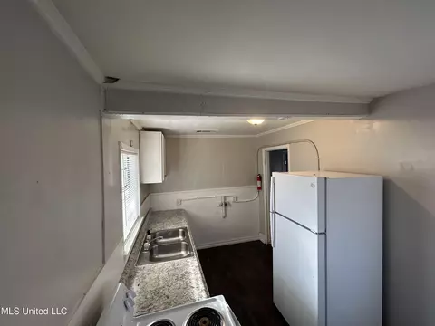Kitchen - 450 Derrick St, Jackson, MS 39203 photo 2 of 2
