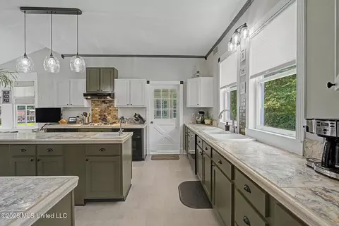Kitchen - 8911 W Commerce St, Hernando, MS 38632 photo 7 of 7