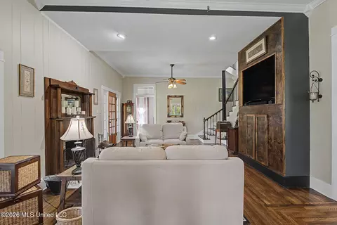 Living - 8911 W Commerce St, Hernando, MS 38632 photo 2 of 3