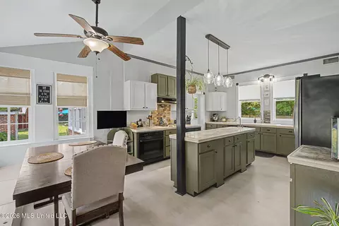 Kitchen - 8911 W Commerce St, Hernando, MS 38632 photo 3 of 7