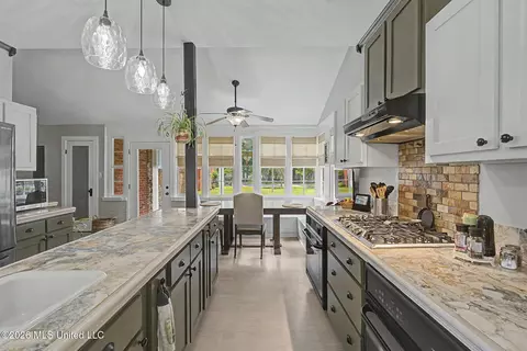 Kitchen - 8911 W Commerce St, Hernando, MS 38632 photo 4 of 7