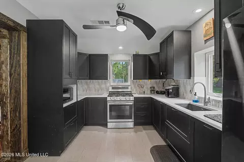 Kitchen - 8911 W Commerce St, Hernando, MS 38632 photo 1 of 7