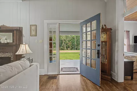 Entry Way - 8911 W Commerce St, Hernando, MS 38632 photo 8 of 8