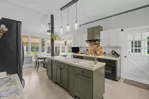 Kitchen - 8911 W Commerce St, Hernando, MS 38632 photo 6 of 7