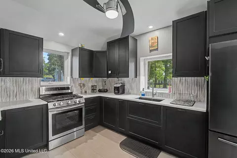 Kitchen - 8911 W Commerce St, Hernando, MS 38632 photo 2 of 7