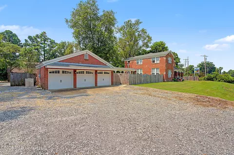 Exterior - 8911 W Commerce St, Hernando, MS 38632 photo 3 of 31