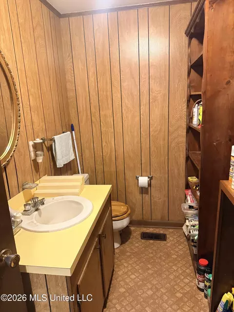 Bath - 513 Charles St, Brookhaven, MS 39601 photo 1 of 4