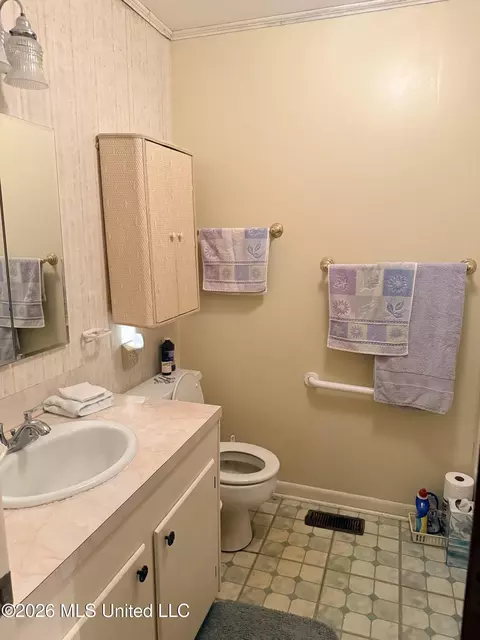 Bath - 513 Charles St, Brookhaven, MS 39601 photo 2 of 4