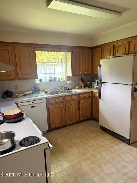 Kitchen - 513 Charles St, Brookhaven, MS 39601 photo 2 of 3