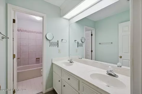 Bath - 15 S Crownpointe Dr, Jackson, MS 39211 photo 5 of 7