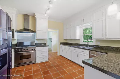 Kitchen - 15 S Crownpointe Dr, Jackson, MS 39211 photo 2 of 4