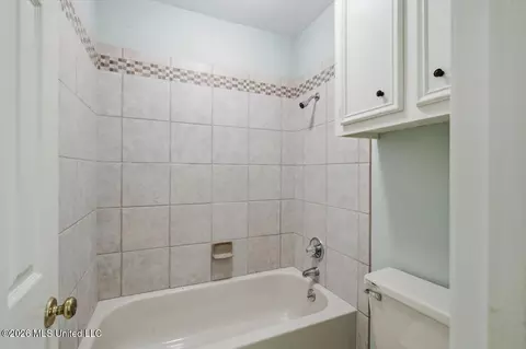 Bath - 15 S Crownpointe Dr, Jackson, MS 39211 photo 6 of 7