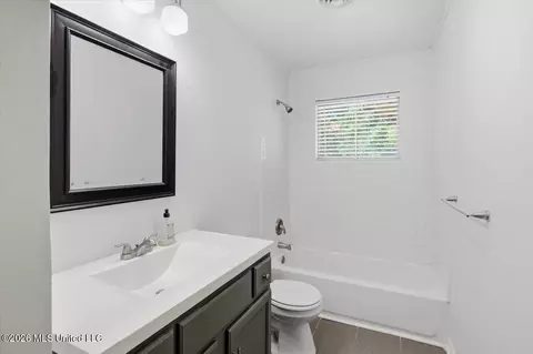 Bath - 119 Pimlico Pl, Jackson, MS 39211 photo 1 of 3