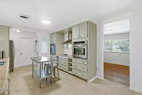 Kitchen - 119 Pimlico Pl, Jackson, MS 39211 photo 2 of 5