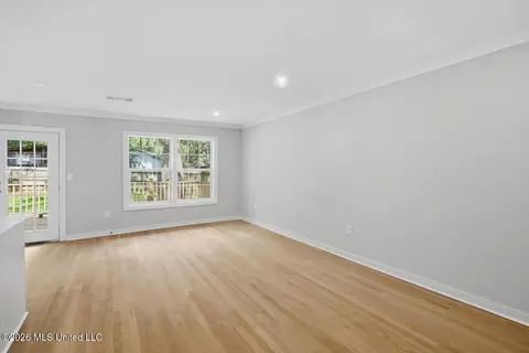 Living - 4330 Manhassett Dr, Jackson, MS 39211 photo 2 of 4
