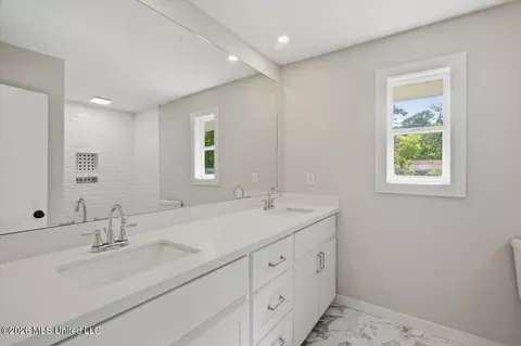 Bath - 4330 Manhassett Dr, Jackson, MS 39211 photo 1 of 4