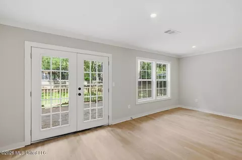 Living - 4330 Manhassett Dr, Jackson, MS 39211 photo 4 of 4