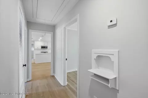 Entry Way - 4330 Manhassett Dr, Jackson, MS 39211 photo 4 of 4