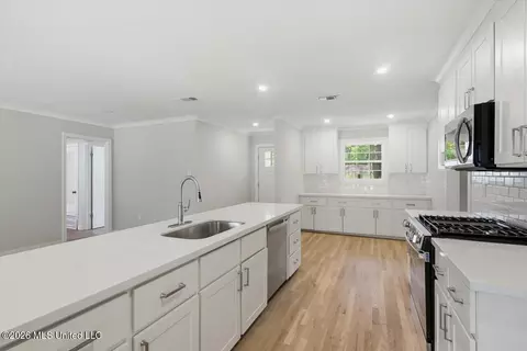 Kitchen - 4330 Manhassett Dr, Jackson, MS 39211 photo 2 of 3
