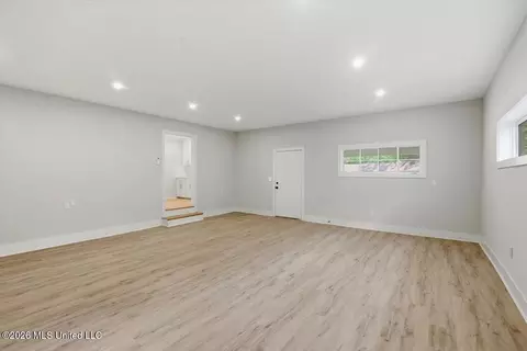Living - 4330 Manhassett Dr, Jackson, MS 39211 photo 1 of 4