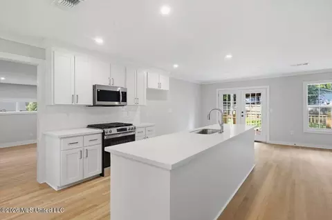 Kitchen - 4330 Manhassett Dr, Jackson, MS 39211 photo 1 of 3